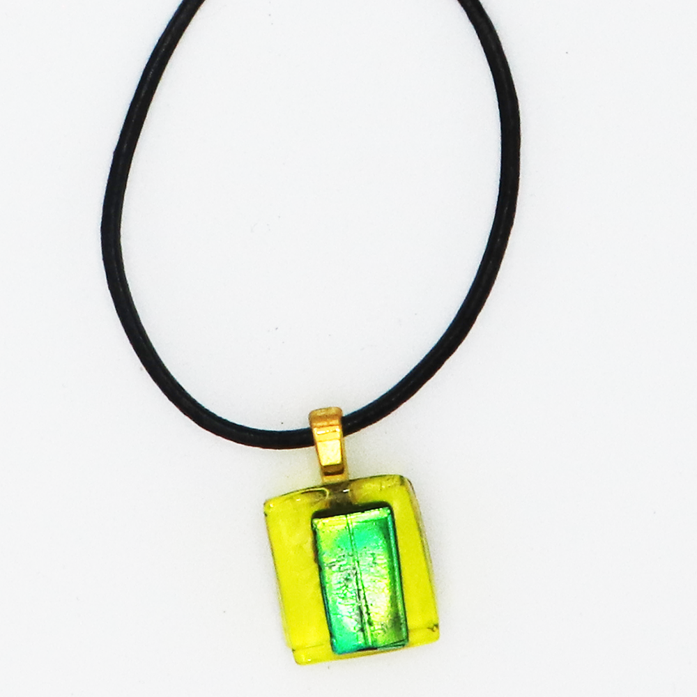 collier avec pendentif jaune avec déco bleu en verre